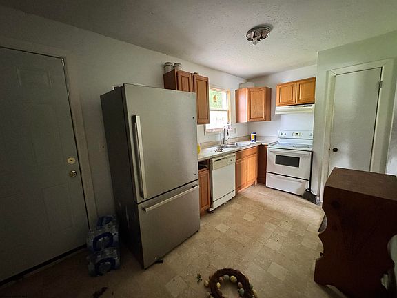 3rd image of 36 Marcus Dr