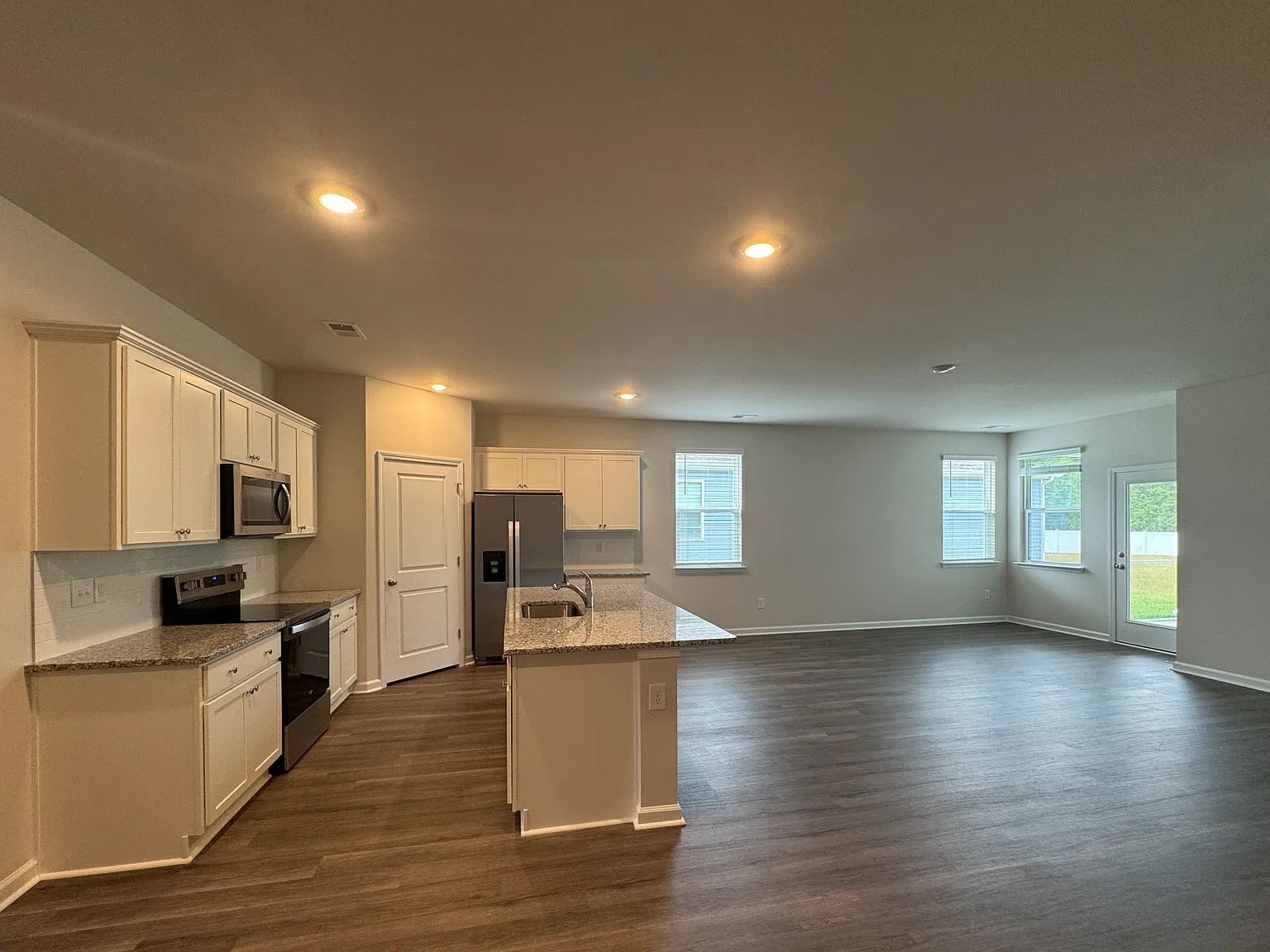 5 bed, 2016 sqft, $2,300 — Photo 4