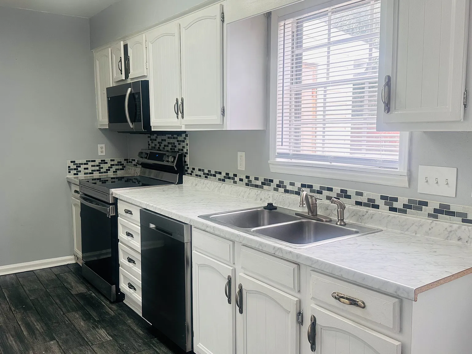 3 bed, 1298 sqft, $1,850 — Photo 3