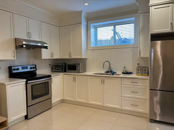 5775 Kitchener St, Burnaby, BC V5B 2J3