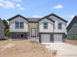 21404 W 216th St, Spring Hill, KS 66083