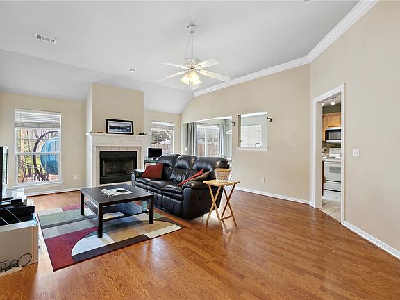 3rd image of 406 Glenwood Pl