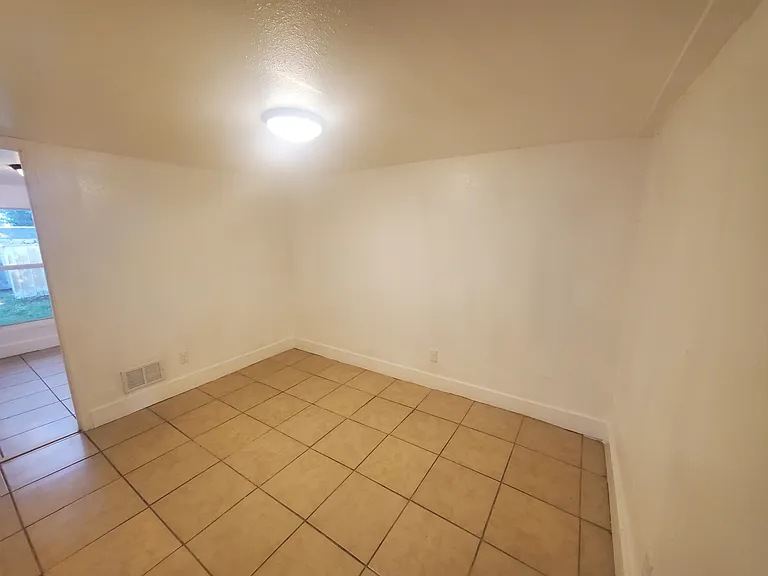 1645 Prescott St S — Photo 6