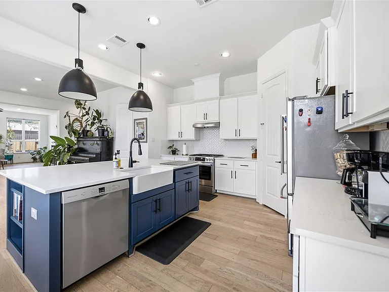 723 W 16th St — Photo 10