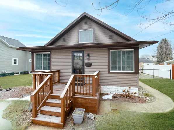 271 7th St, Manistee, MI 49660