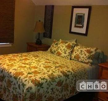 Sep. bedroom w/ queen bed