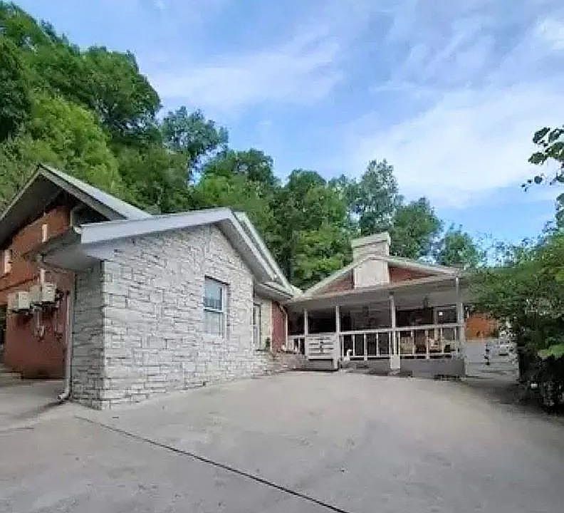 1st image of 604 1st St