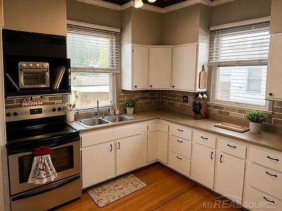 4th image of 237 N Van Buren St