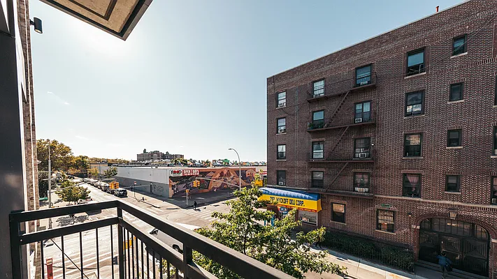 Rented by Nooklyn NYC LLC | media 102