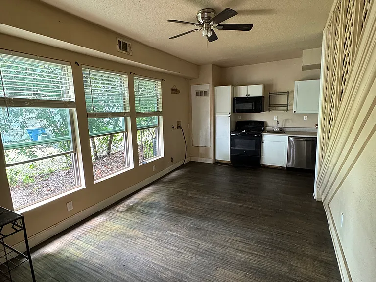 3420 S Harwood St — Photo 9