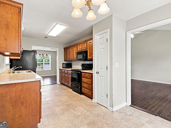 3rd image of 10 Seay Dr SE