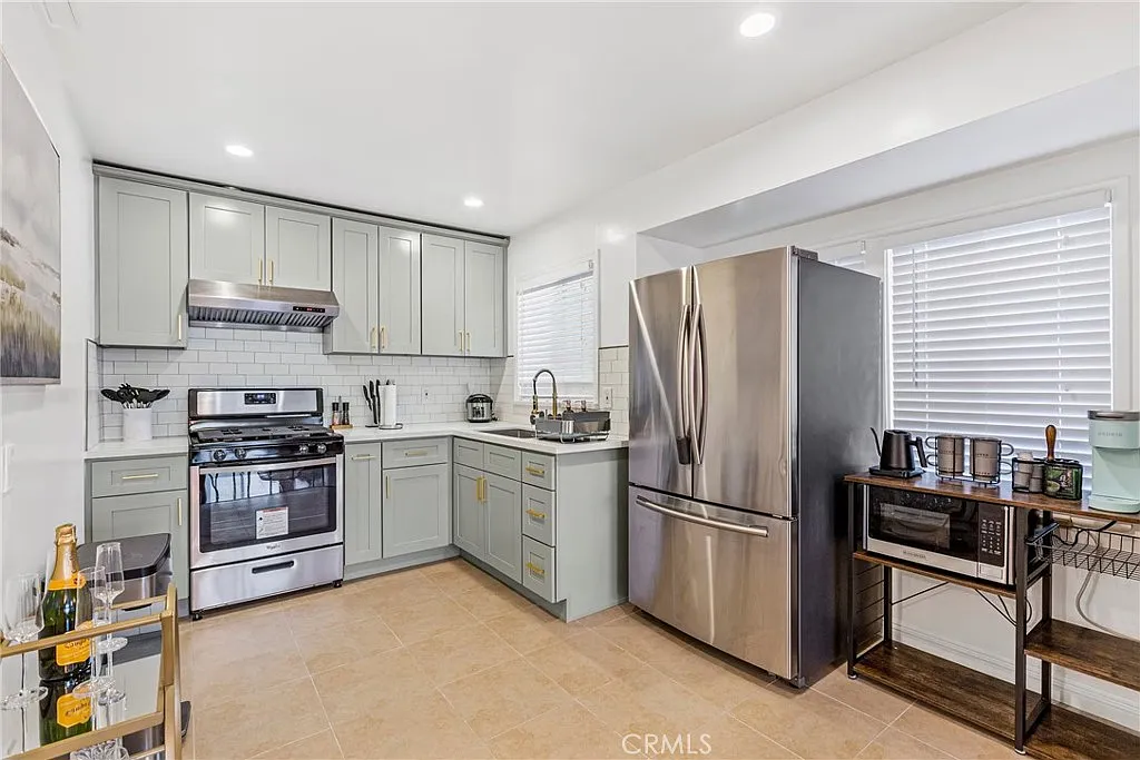 2 bed, 748 sqft, $2,700 — Photo 2