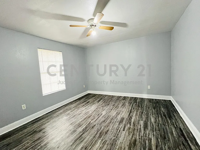 2621 E 12th St — Photo 12