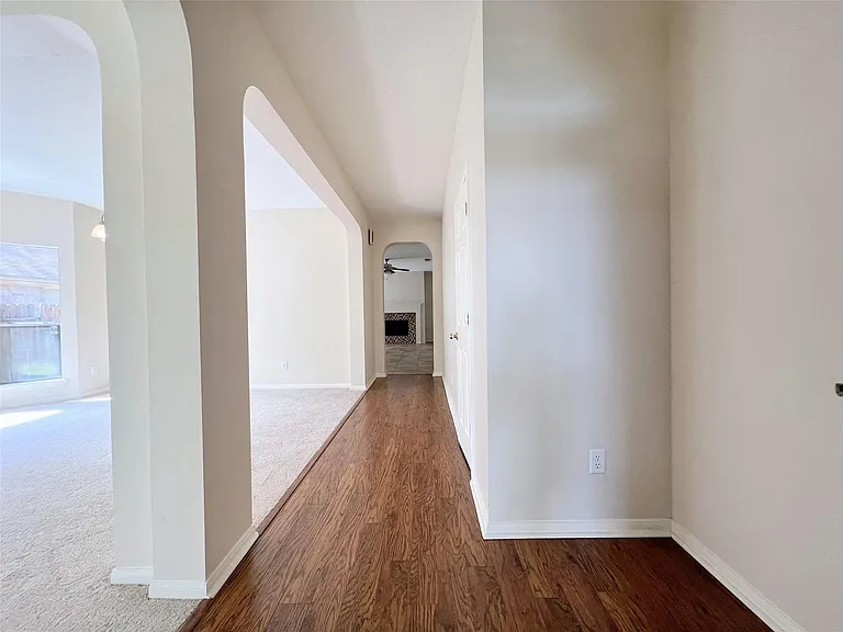 4723 Silverlake Dr — Photo 2