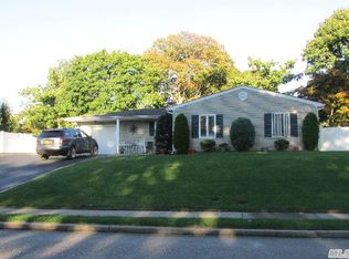 5 Lehigh Ln, Farmingville, NY 11738