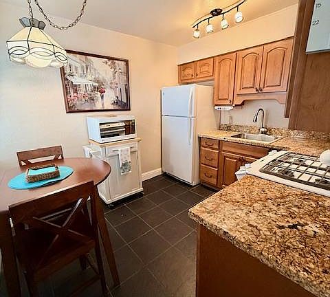 3rd image of 500 Glenwood Cir APT 113