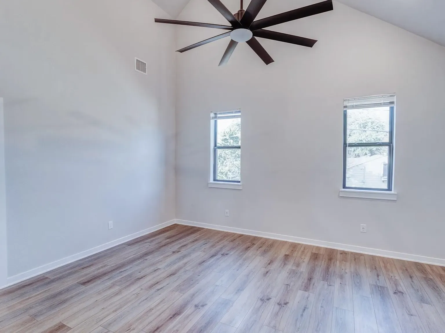 3 bed, 2230 sqft, $3,295 — Photo 3