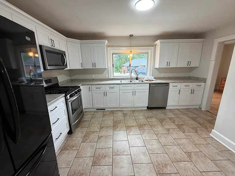 114 Beck St — Photo 4