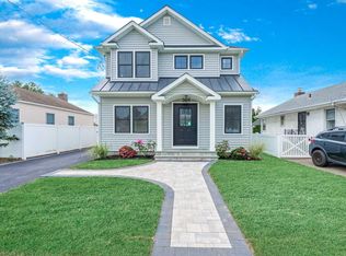 41 Albany Ave, Westbury, NY 11590