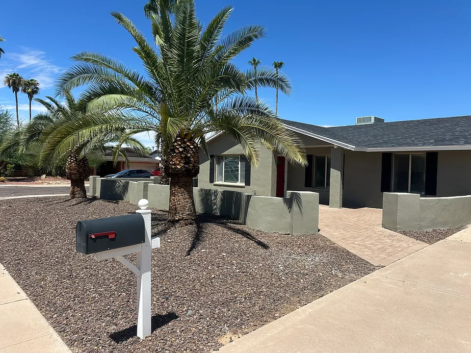 4616 E Voltaire Ave