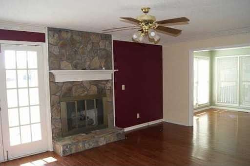 2nd image of 302 Fullerton Ct