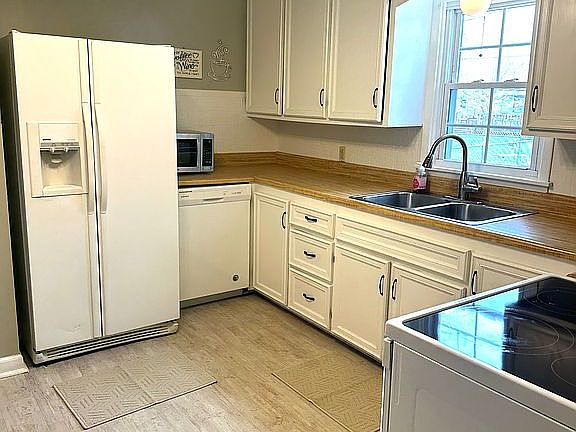 3rd image of 77 Manor Crest Dr