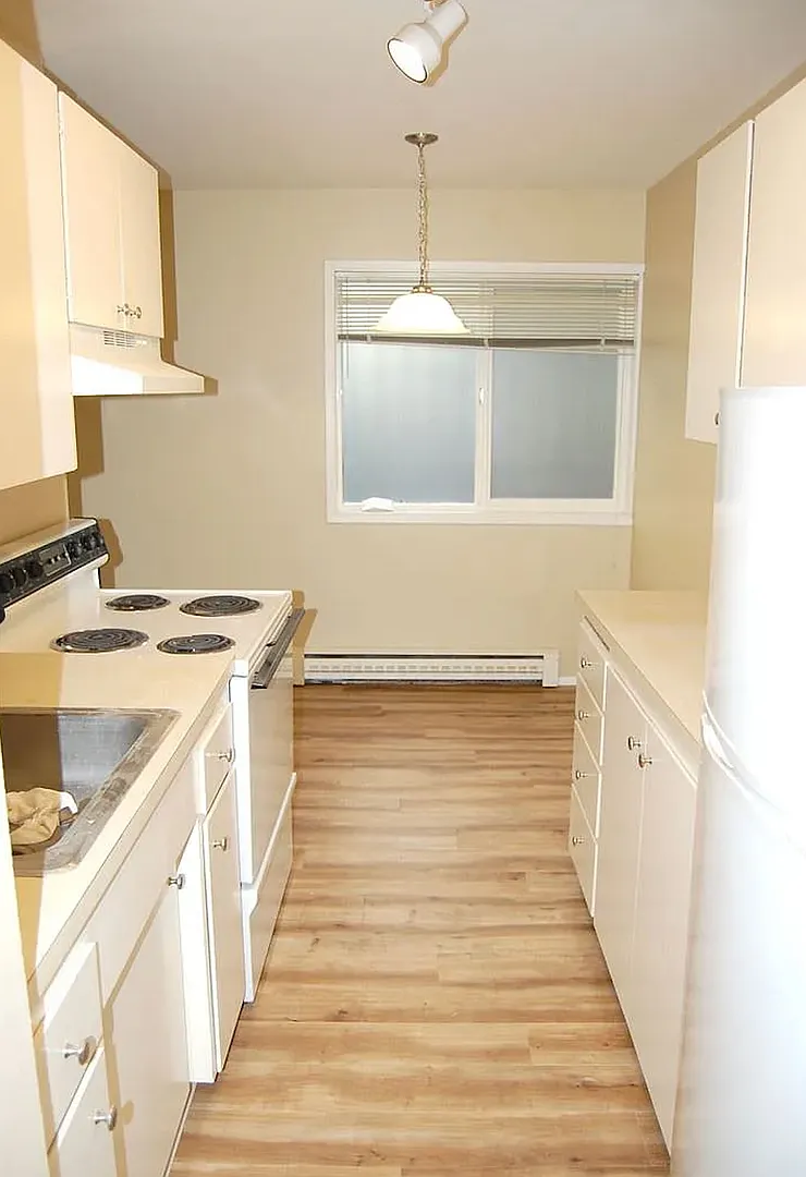 424 Summit Ave E Apartments — Photo 3