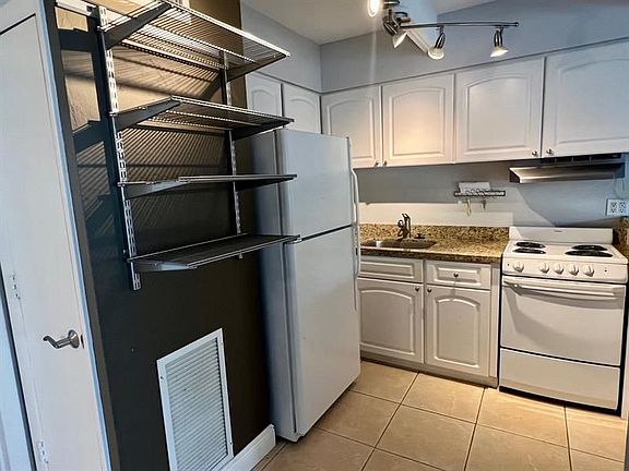 3rd image of 2124 NE 5th Ave APT 202