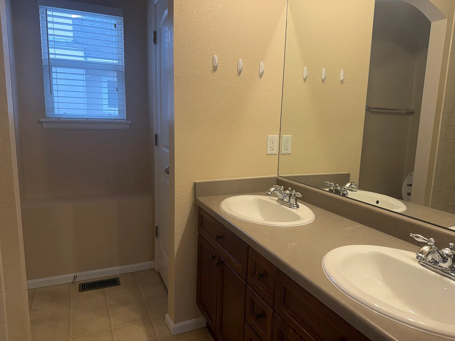 3 bed, 2.5 bath, 2800 sqft, $3,000 — Photo 2