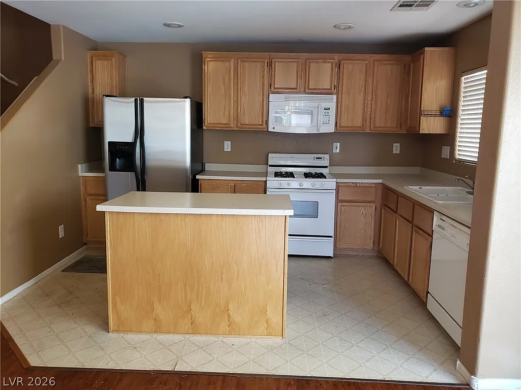 2 bed, 1.5 bath, 1266 sqft, $1,600 — Photo 3
