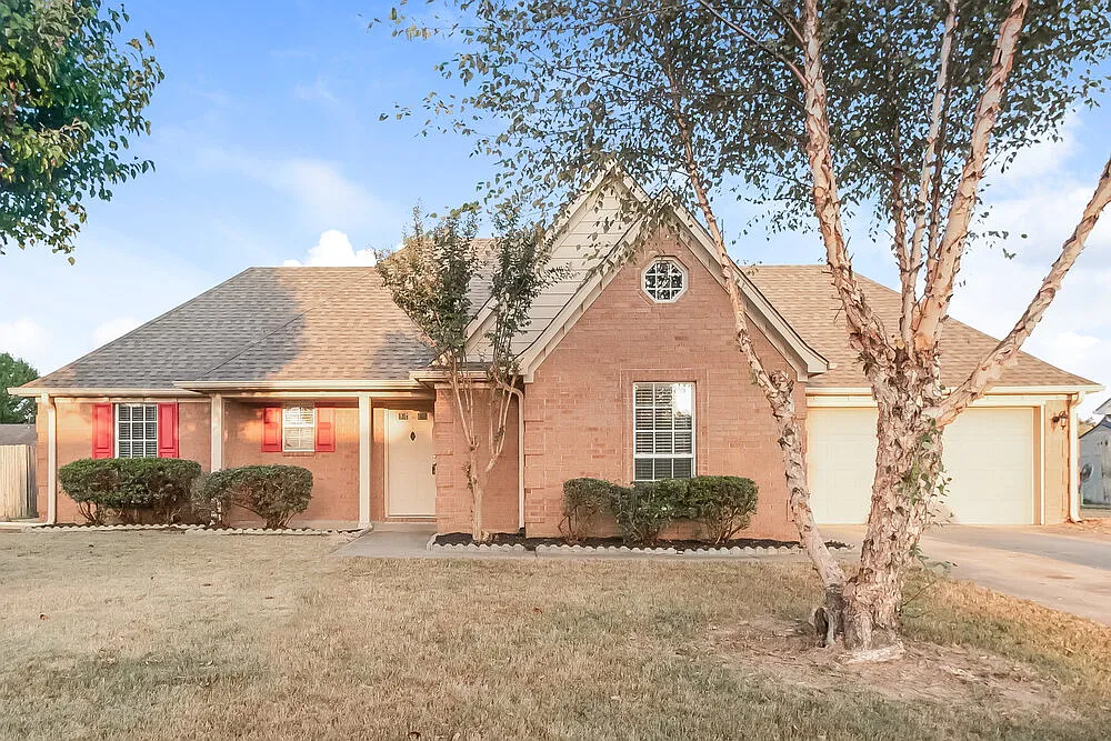 3 bed, 2.0 bath, 1365 sqft, $1,765 — Photo 1