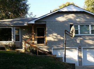 10406 NW Meadow Lane Dr, Parkville, MO 64152