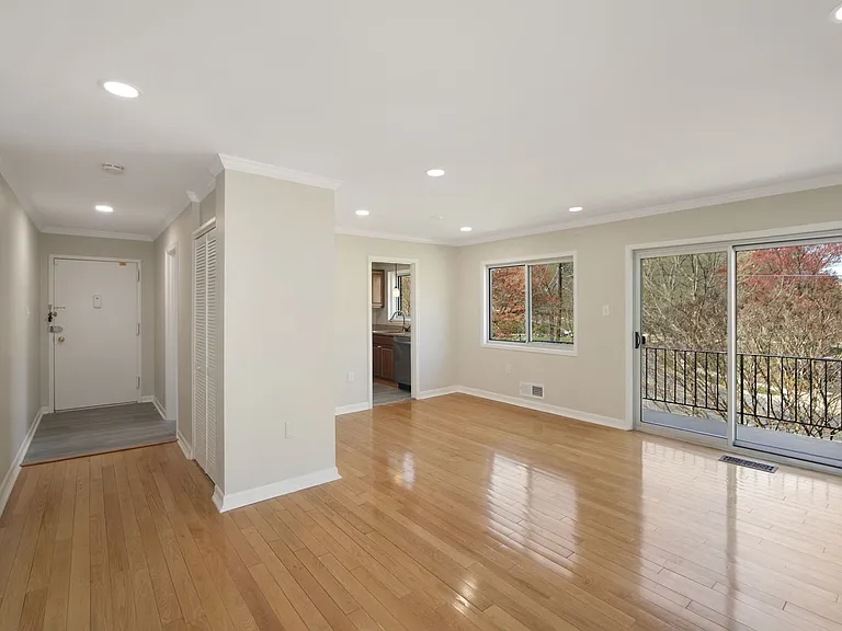 10619 Weymouth St #201 — Photo 8