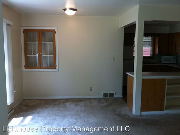 5th image of 933 Sweet St NE