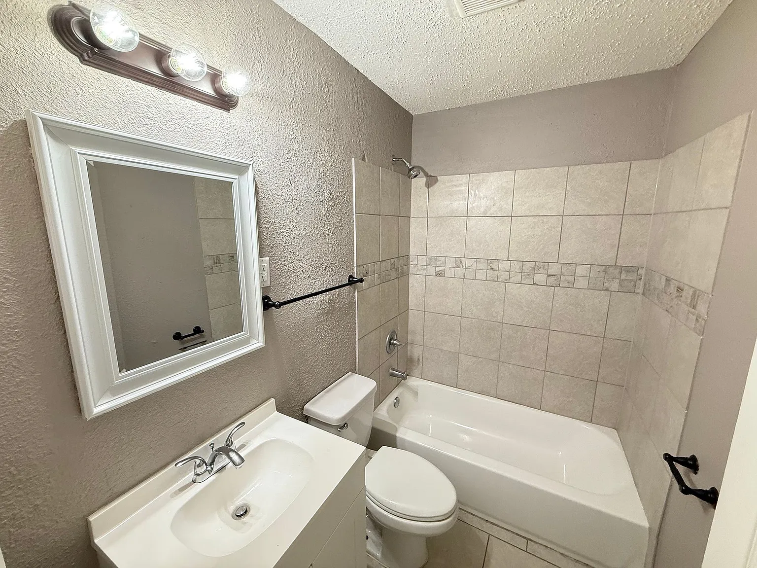 1347 Gill Ave — Photo 4