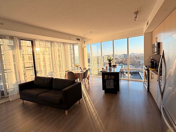 4th image of 85 Duke St W #908