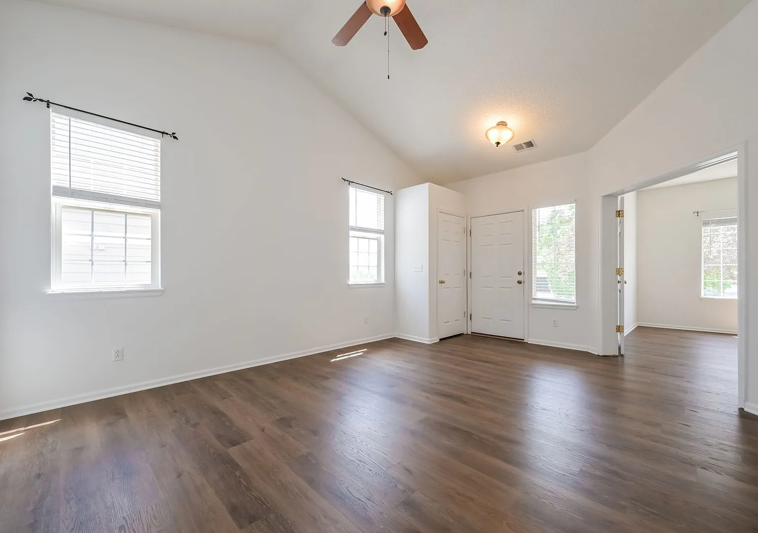 3 Bed/ 2Bath Close to Buckley Space Base — Photo 3