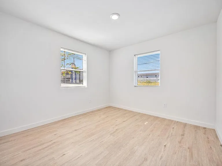 6811 Del Rio St #15 — Photo 8