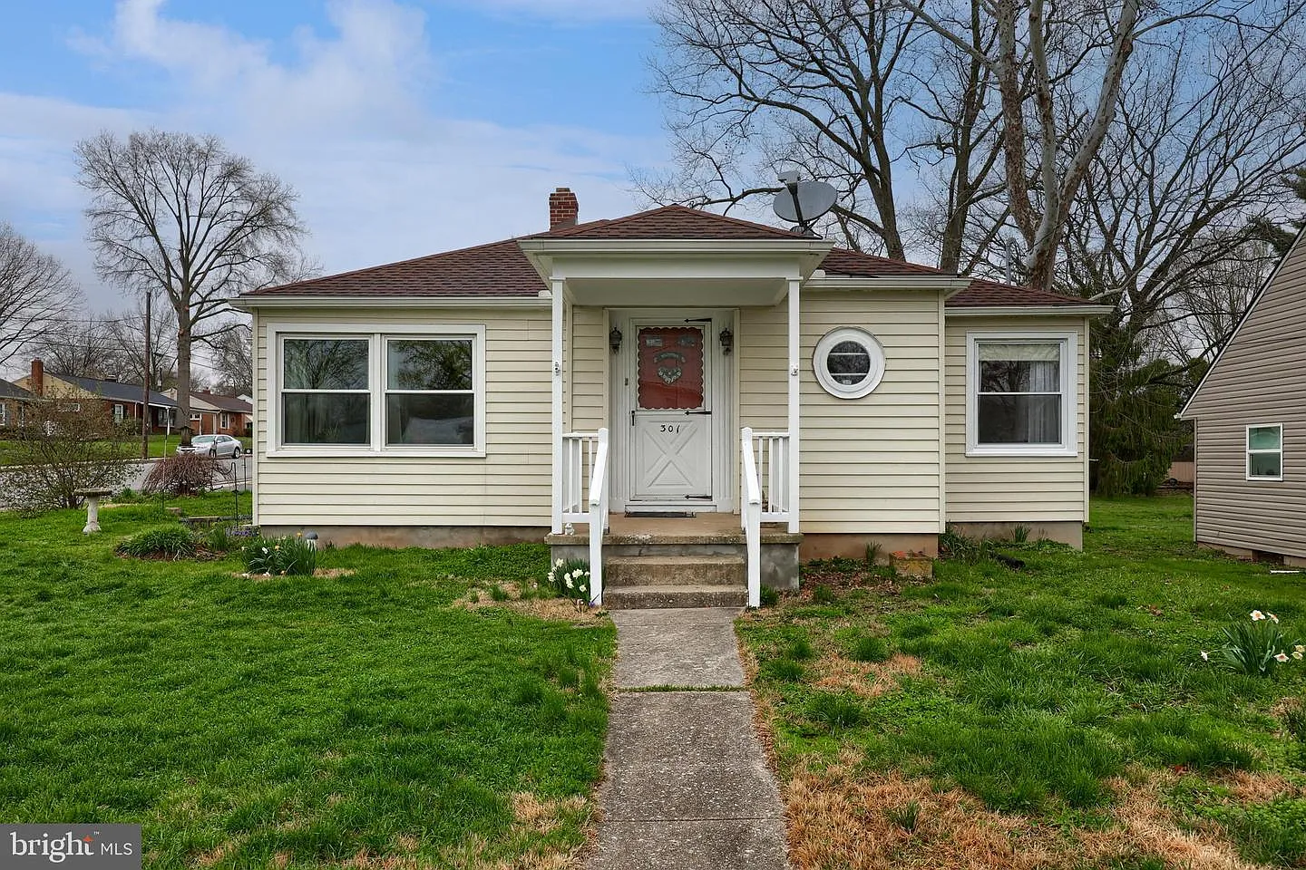 301 E Willow St photo 1