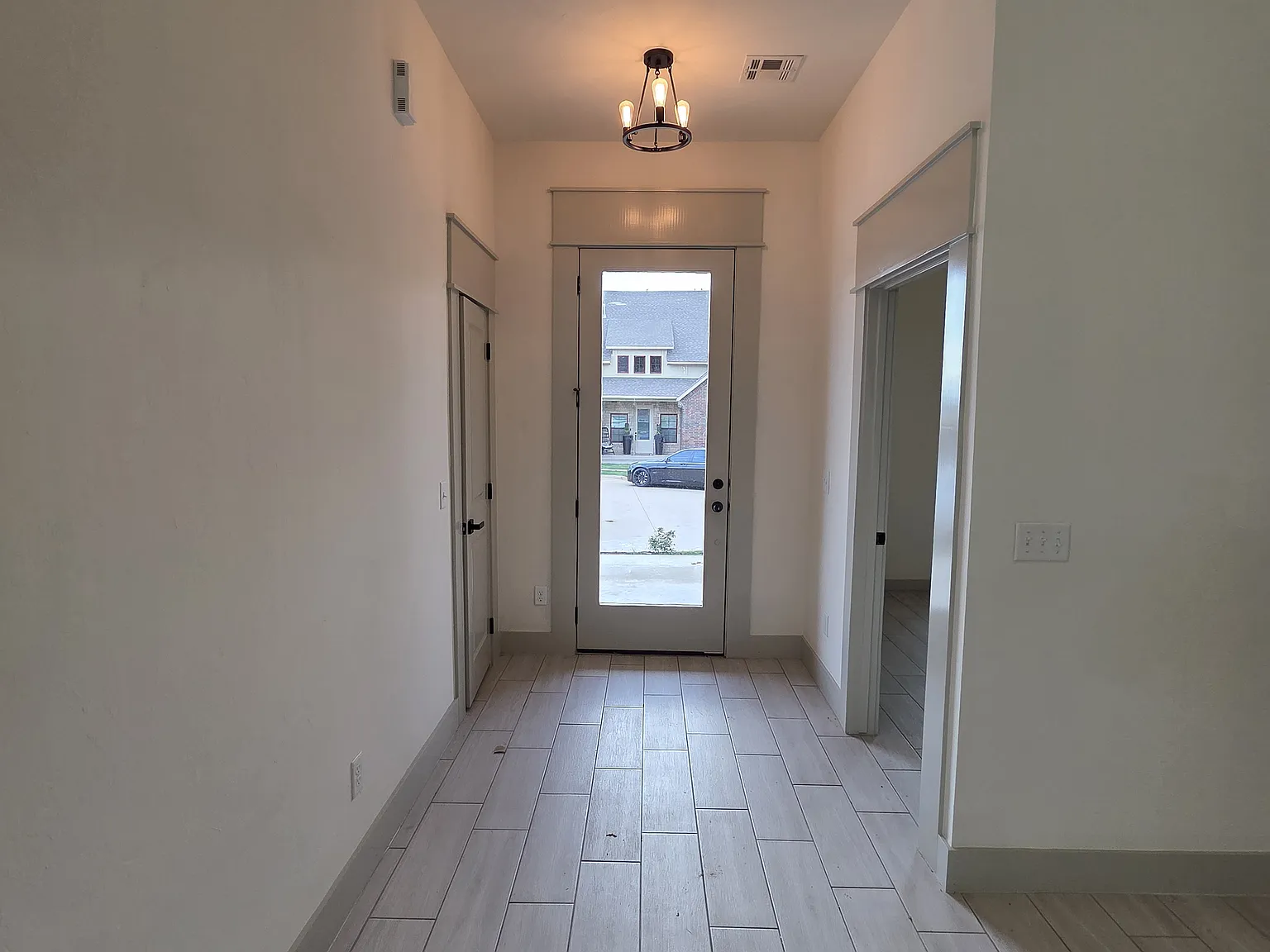 3 bed, 1979 sqft, $1,995 — Photo 3