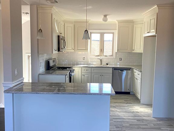 4th image of 202 Hawthorne Ave #2