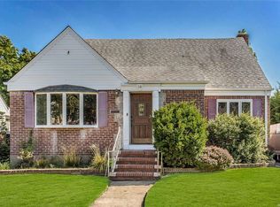 58 Morris Ave W, Malverne, NY 11565