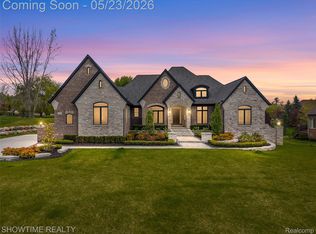 4805 Woodland Hills Dr, Rochester, MI 48306