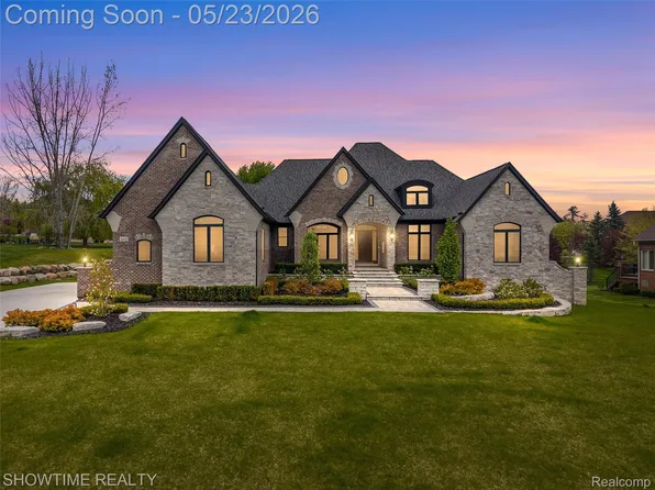 4805 Woodland Hills Dr, Rochester, MI 48306