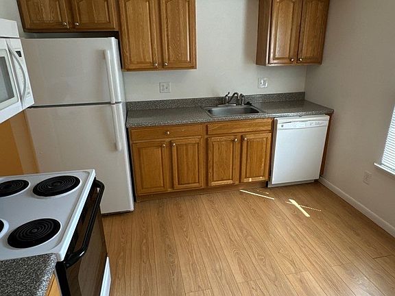 2nd image of 33 Willowick Dr