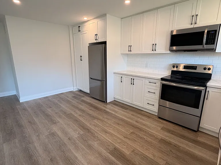 653 Athol St E #MAIN — Photo 8