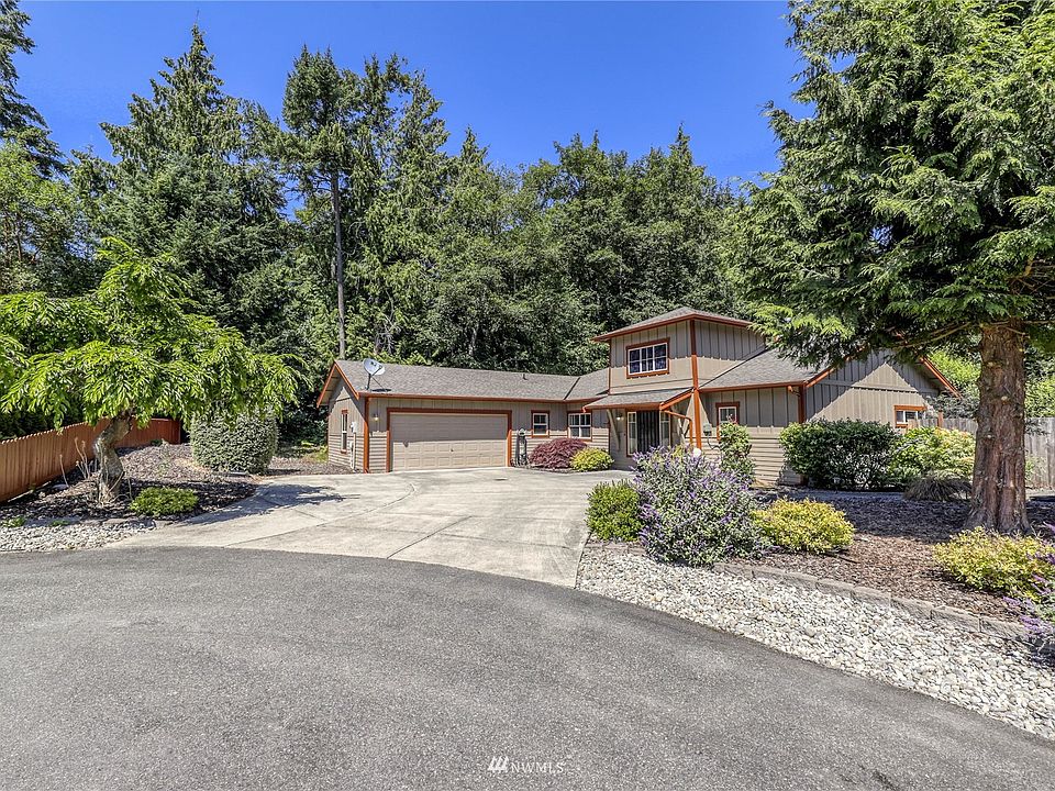 Drive to the end of the cul de sac and you are home .  Plenty of parking and a 2 car garage.>