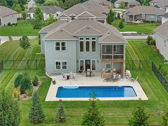 4th image of 1109 SW Brookside Ct