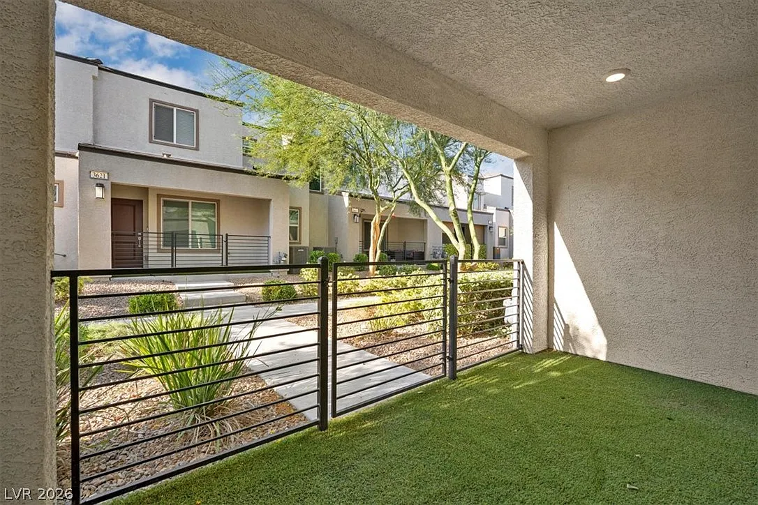 3 bed, 2.5 bath, 1329 sqft, $1,950 — Photo 4