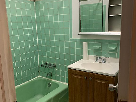 5th image of 926 Burke Ave APT 2